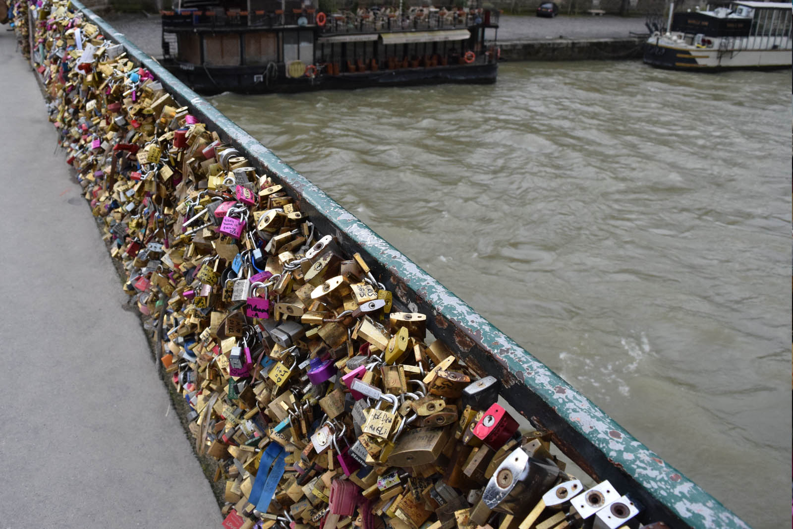 Romantisch weekend Parijs - brug met liefdes slotjes