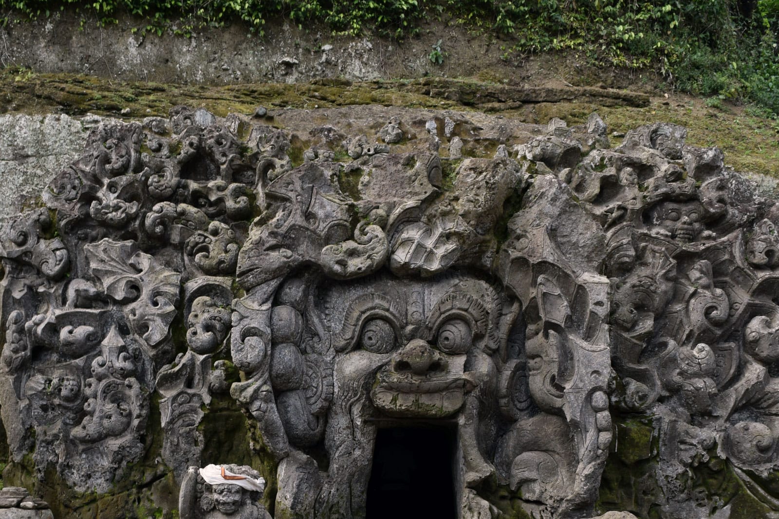 De ingang van de Olifantengrot in Ubud