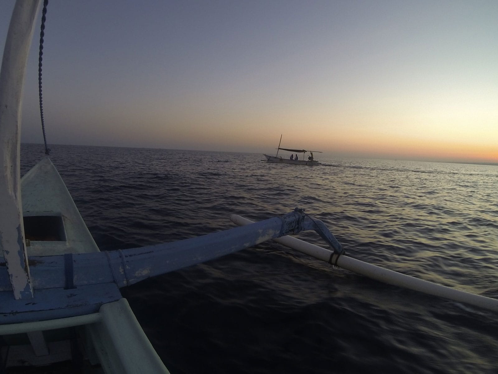 Tijdens zonsopgang op zee