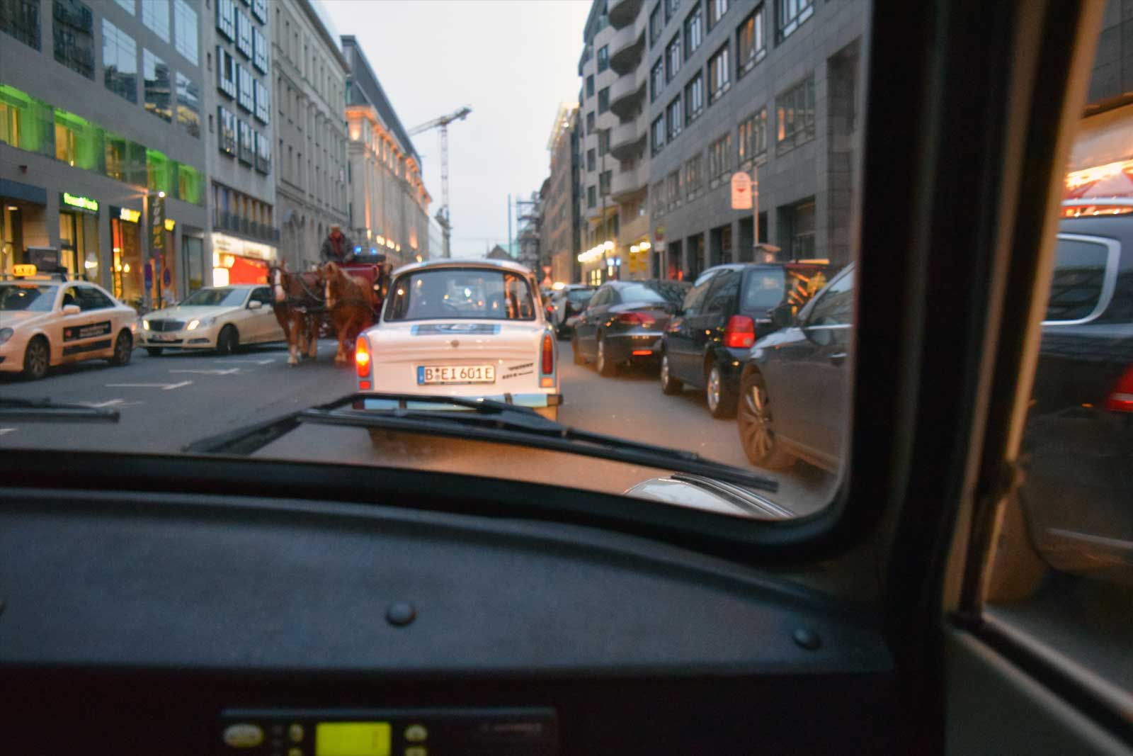 Door de straten van Berlijn met de Trabant