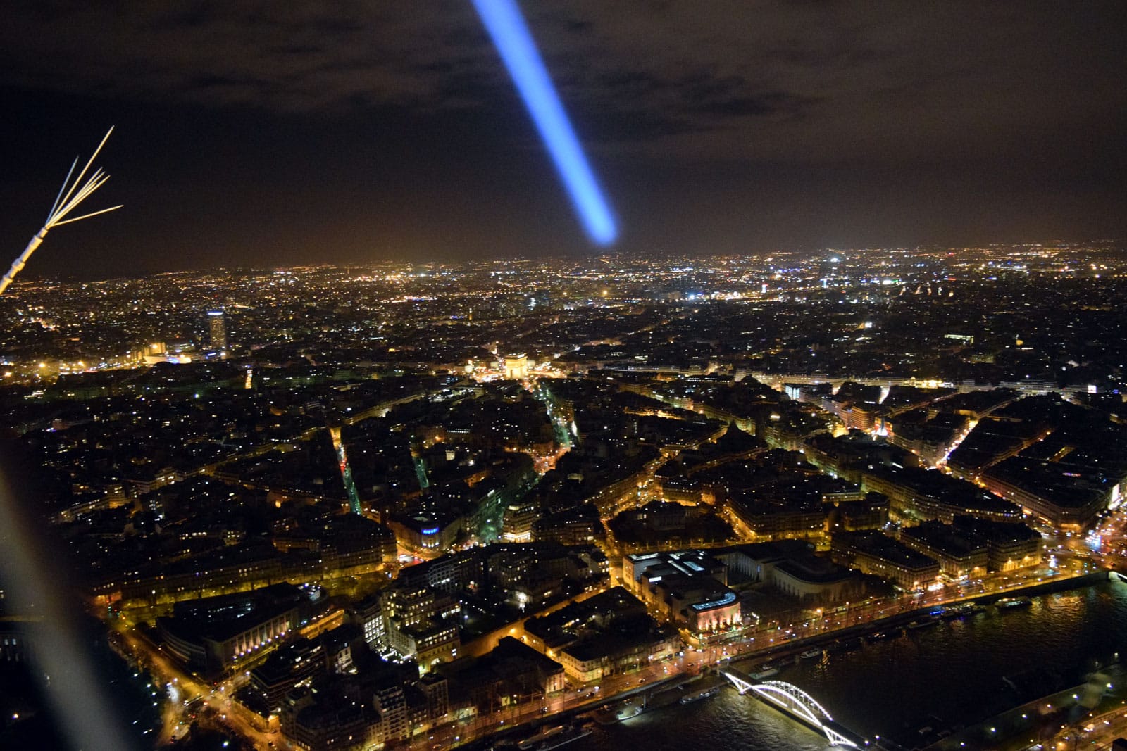 Het uitzicht van de Eifeltoren over de lichtjes stad Parijs