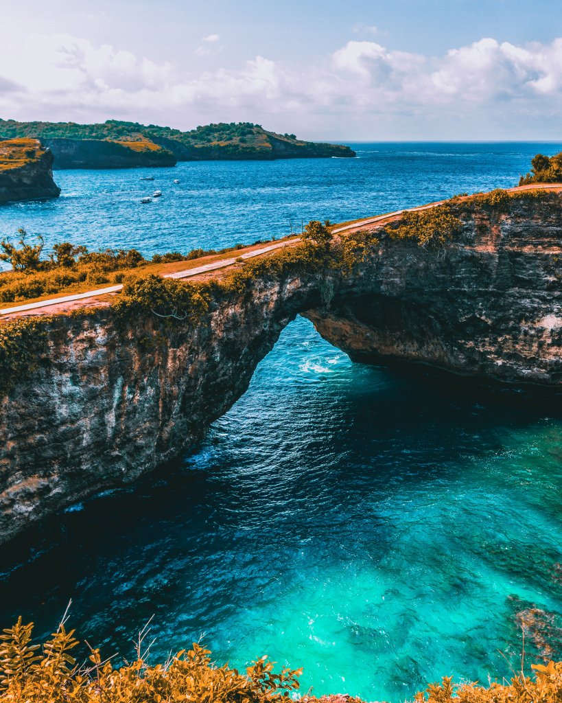 Prachtige rotsen in het water van Nusa Penida