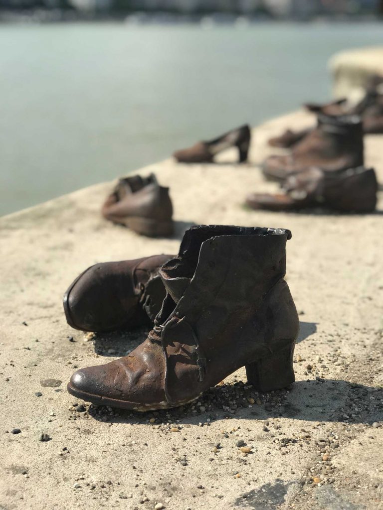 Schoenen op de Donaukade